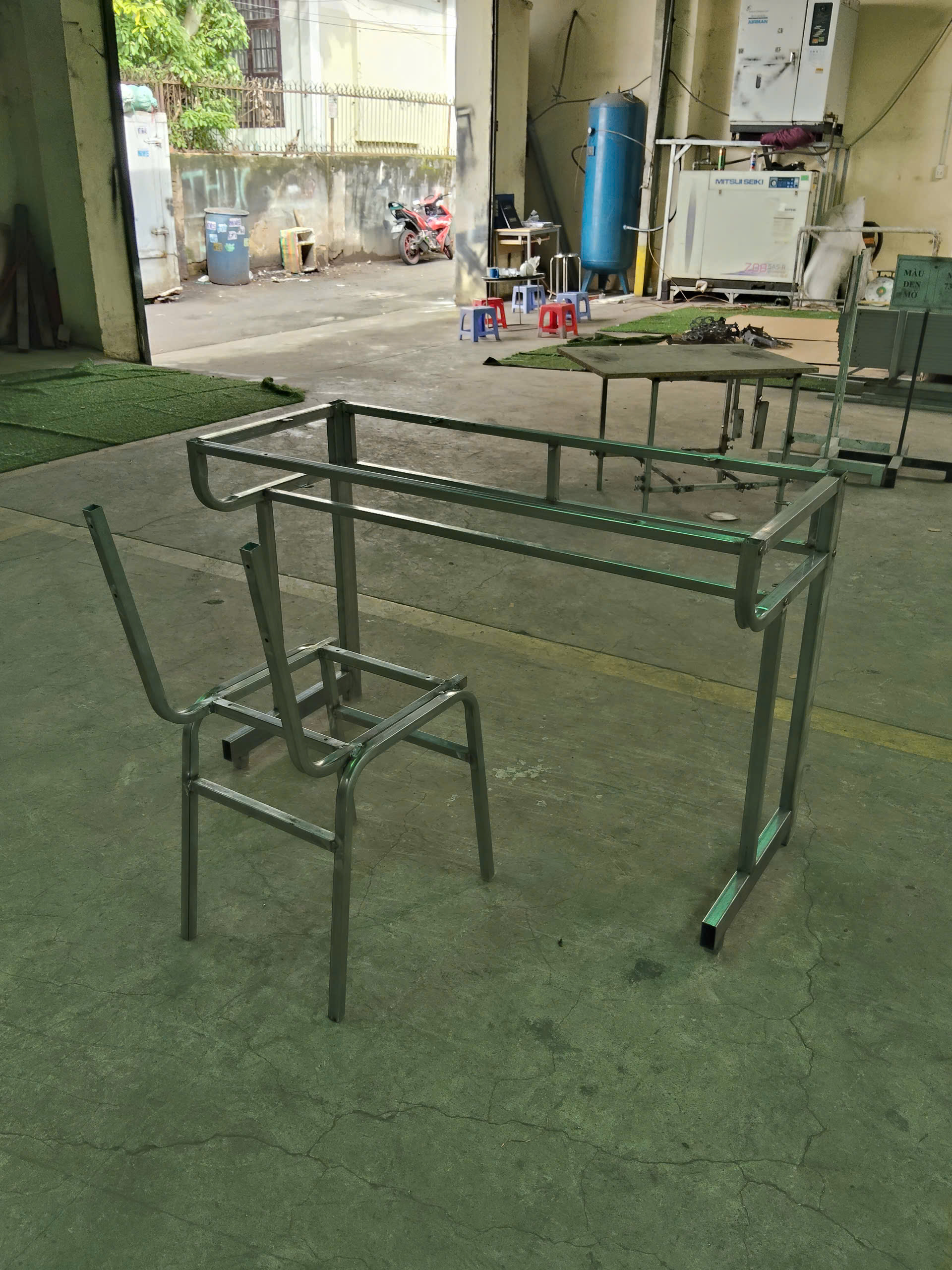 Bàn ghế học sinh gỗ cao su BHSCS12